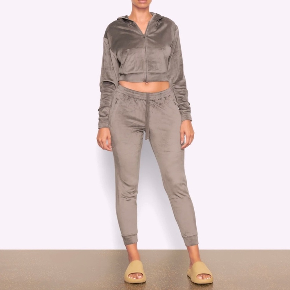 SKIMS Velor Jogger pants in Smoke XXS NWT - Picture 3 of 3